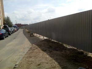Забор из профлиста на винтовых сваях коричневого цвета