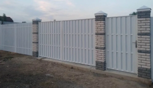 Металлоштакетник для участка белый