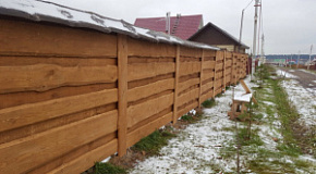 Забор на винтовых сваях горизонтальный из дерева